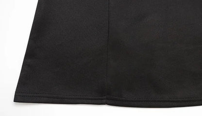 Abito Corto Elegante Nero con Dettagli Metallici e Maniche a Campan
