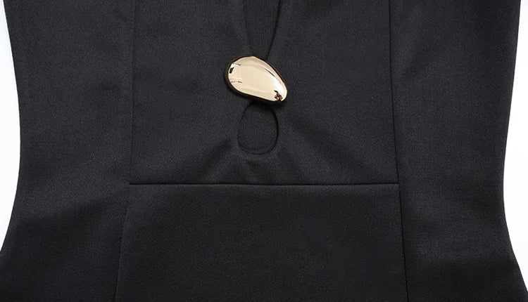 Abito Corto Elegante Nero con Dettagli Metallici e Maniche a Campan
