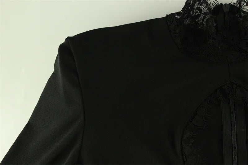 Tubino Nero Aderente con Dettagli in Pizzo e Cut-out a Cuore