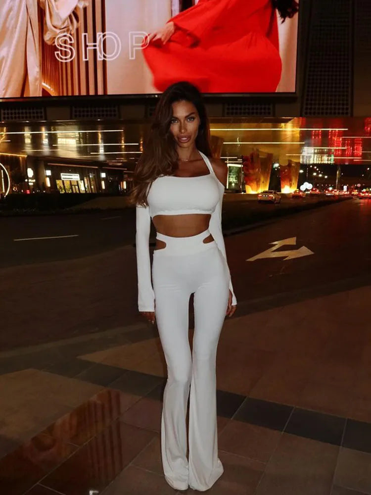 Top Cut-Out e Pantaloni Flare Vita Bassa