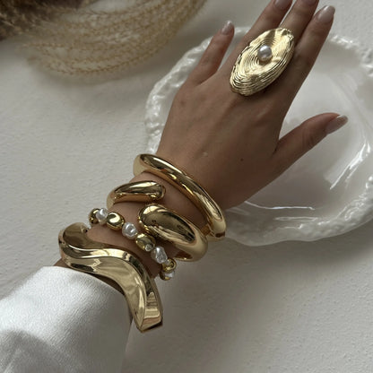 Bracciale Rigido Scultoreo in Oro Lucido