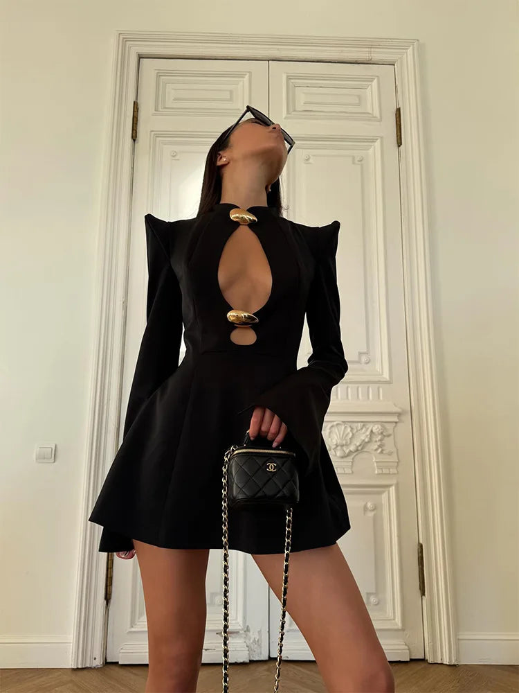 Abito Corto Elegante Nero con Dettagli Metallici e Maniche a Campan