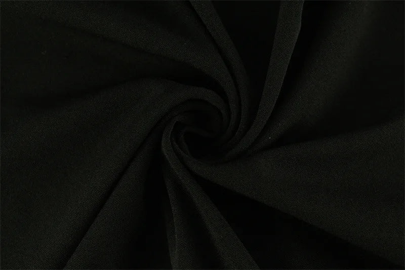 Tubino Nero Aderente con Dettagli in Pizzo e Cut-out a Cuore