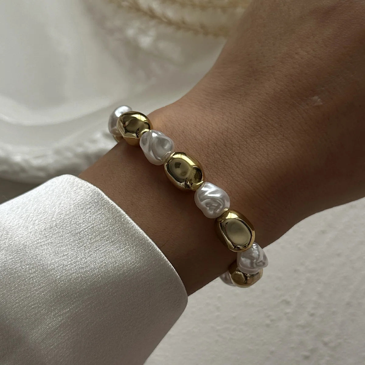 Bracciale Rigido Scultoreo in Oro Lucido