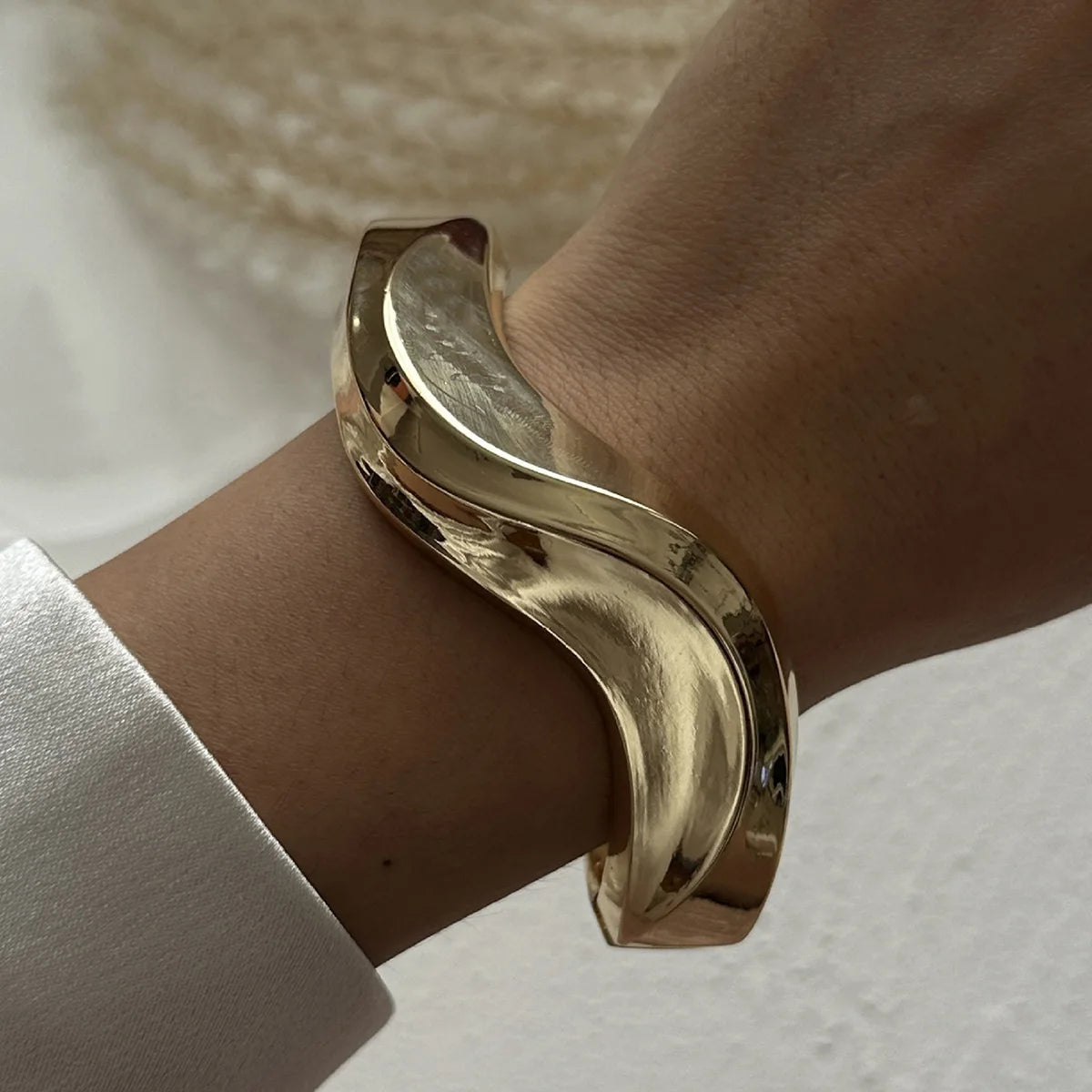 Bracciale Rigido Scultoreo in Oro Lucido