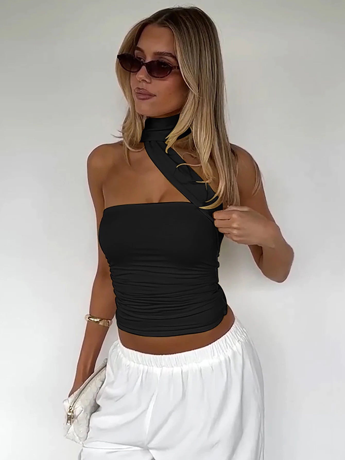 Top Halter Elegante con Sciarpa e Dettaglio Increspato