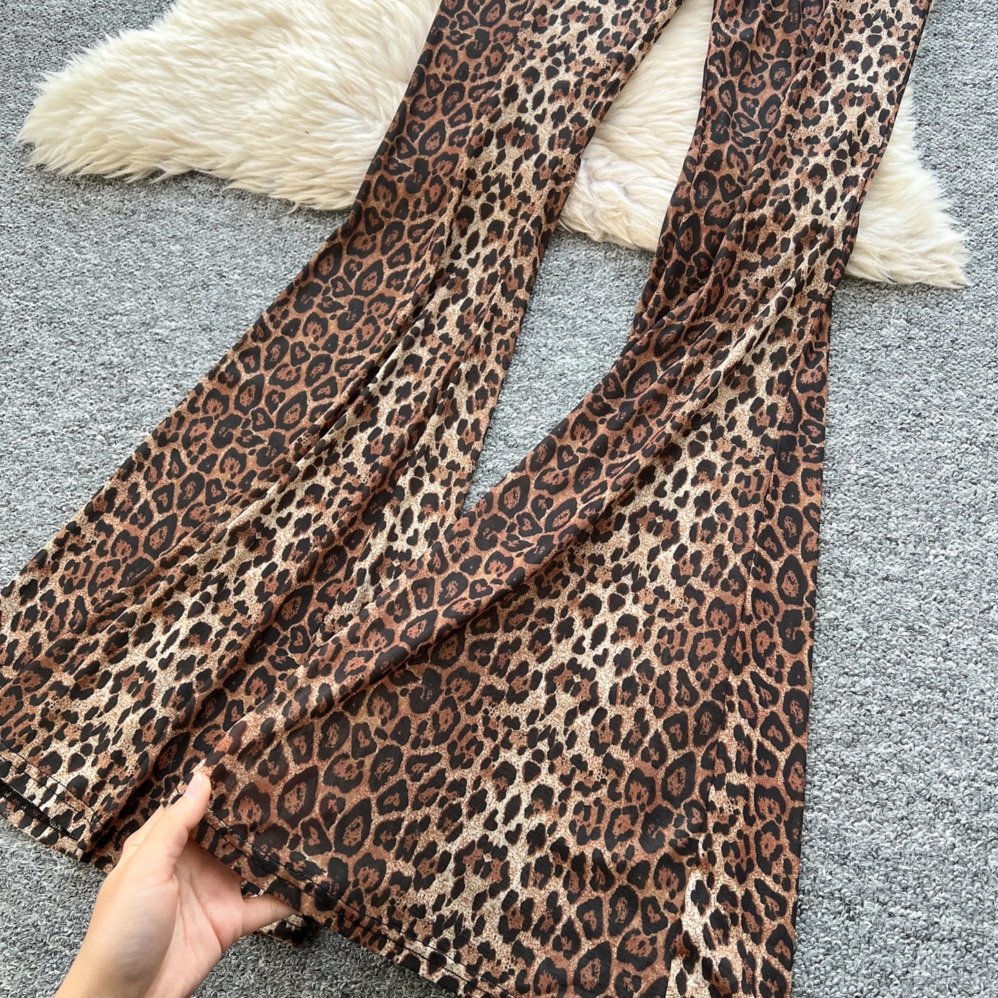 Completo Coordinato Leopardato: Top a Canotta e Pantaloni a Zampa