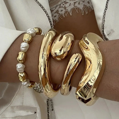 Bracciale Rigido Scultoreo in Oro Lucido