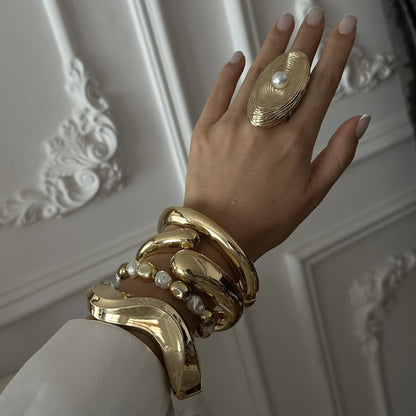 Bracciale Rigido Scultoreo in Oro Lucido