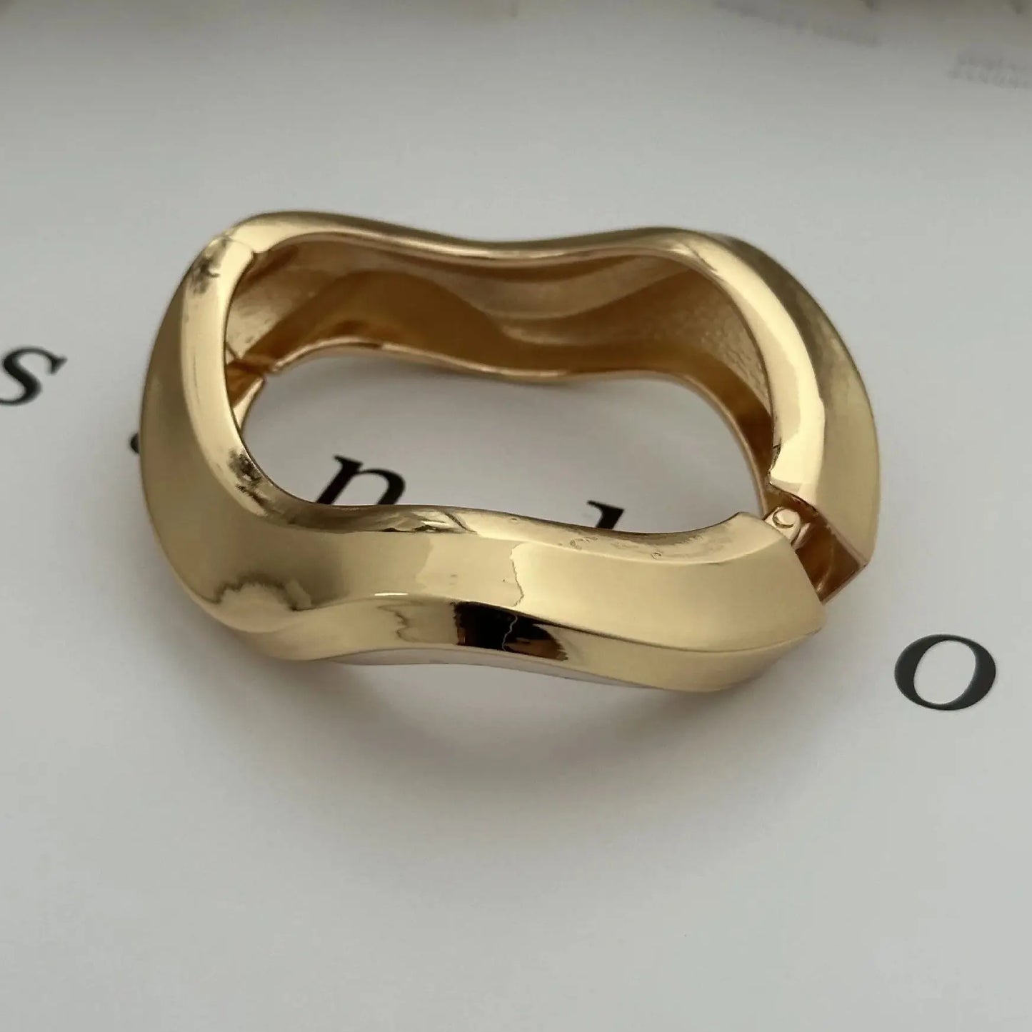 Bracciale Rigido Scultoreo in Oro Lucido