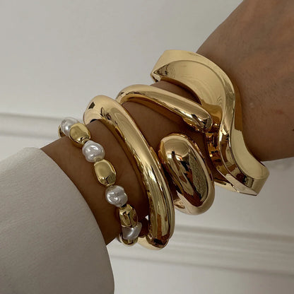 Bracciale Rigido Scultoreo in Oro Lucido