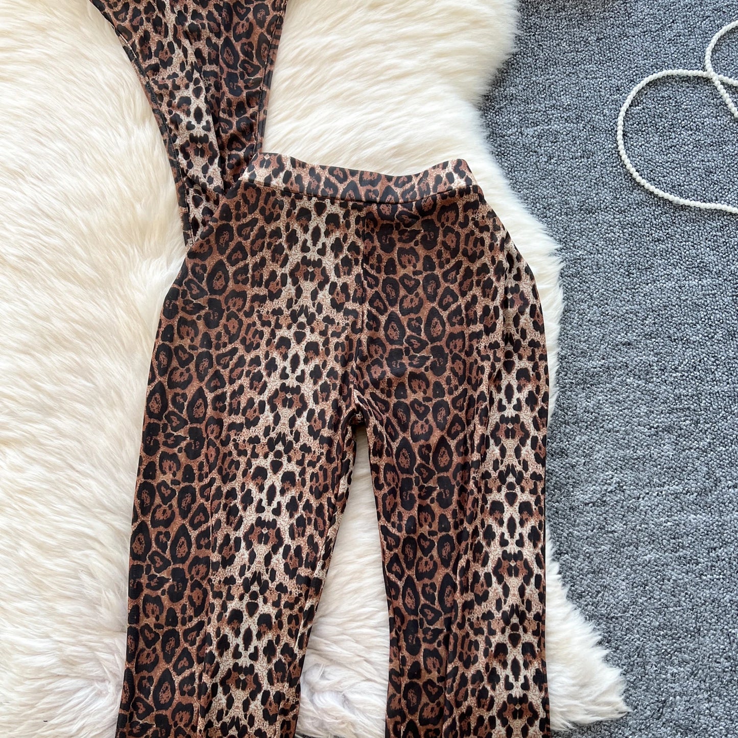 Completo Coordinato Leopardato: Top a Canotta e Pantaloni a Zampa