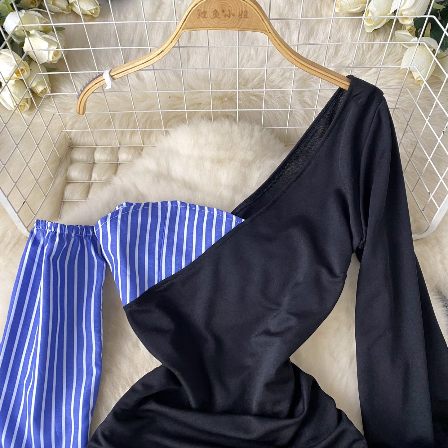 Vestito con Dettaglio Camicia Rigata e Drappeggio