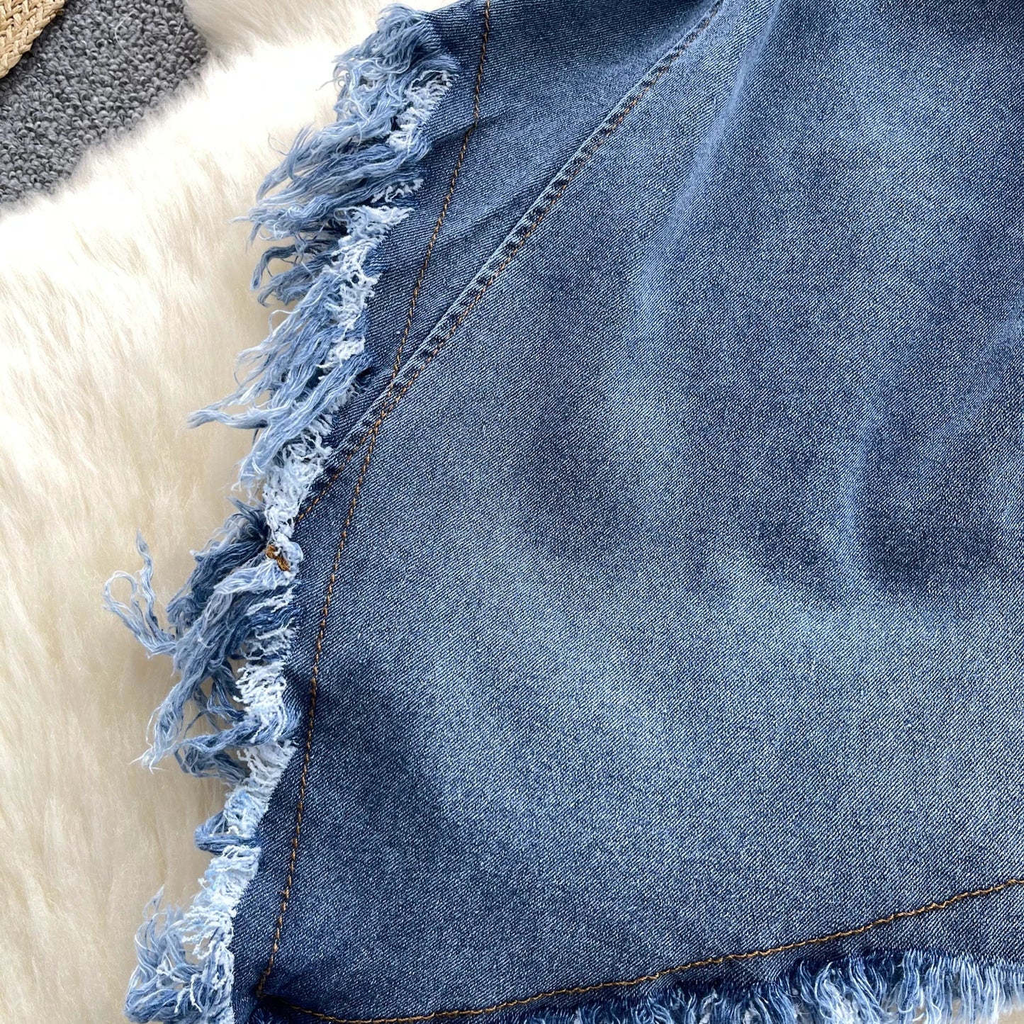 Top in Denim Asimmetrico con Fibbie e Bordi Sfrangiati