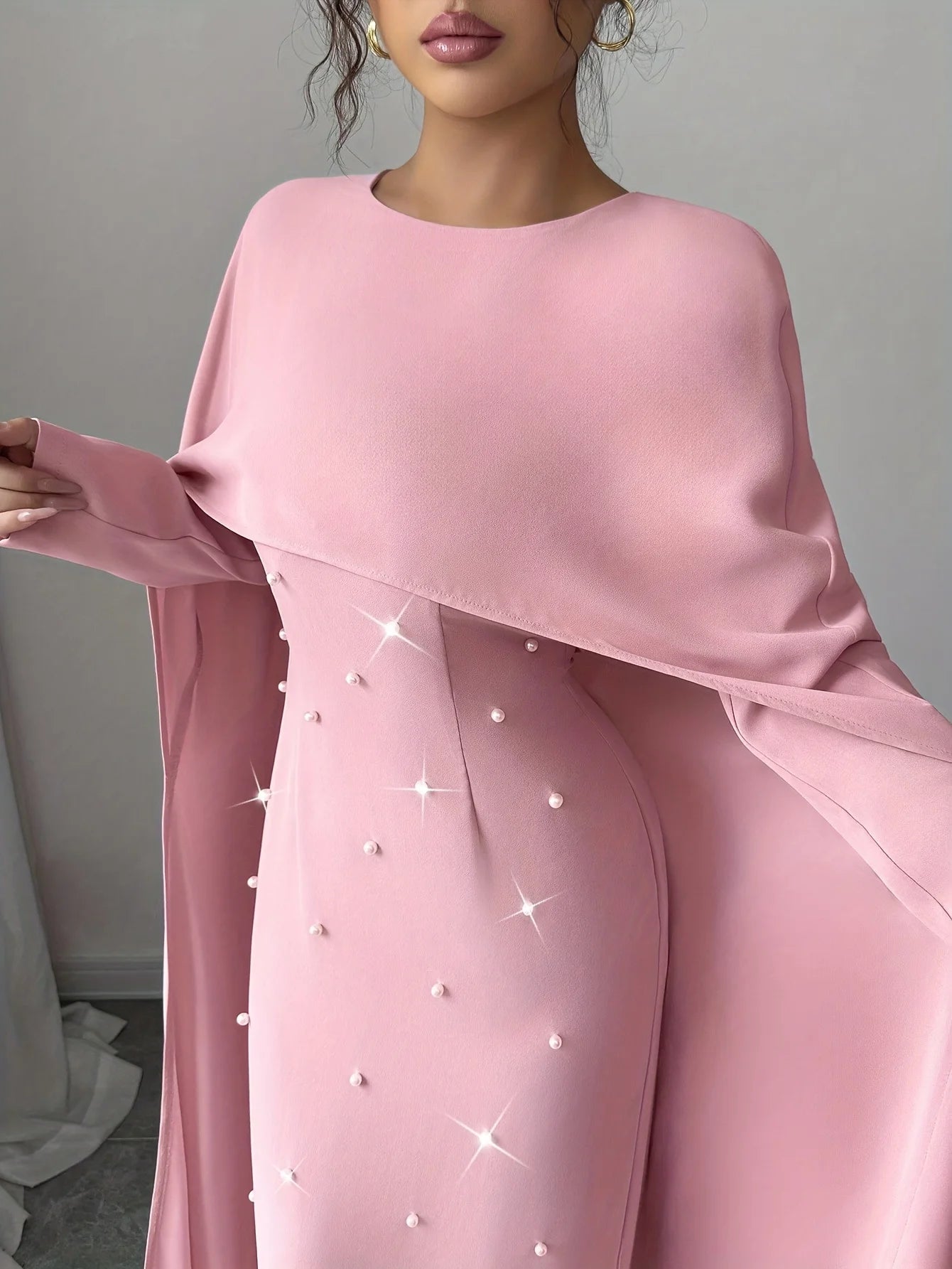 Abito Lungo Elegante con Mantella e Perle - Rosa - Rosboutiquechic
