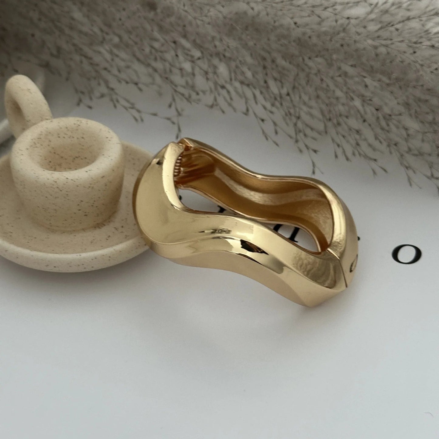 Bracciale Rigido Scultoreo in Oro Lucido - Rosboutiquechic