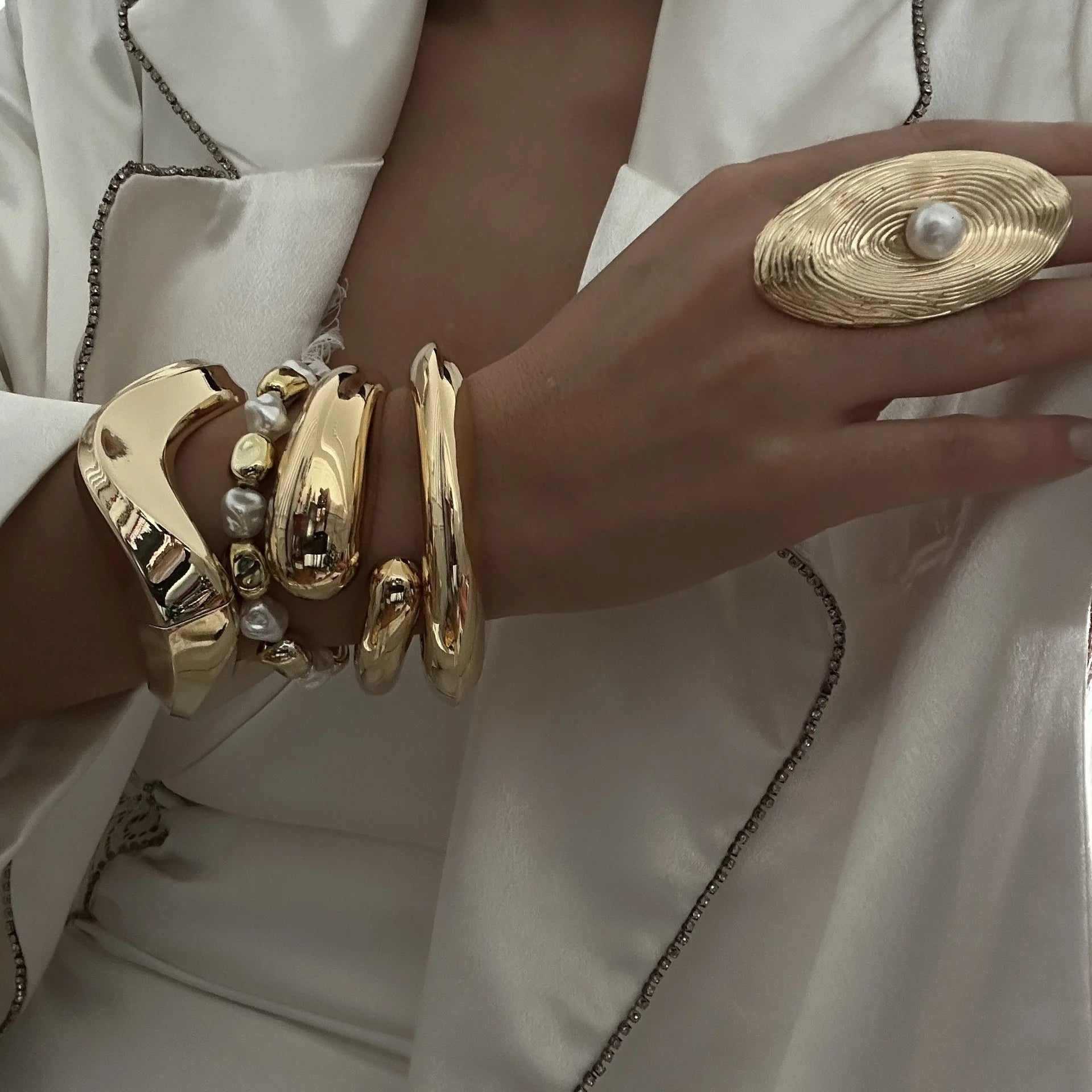 Bracciale Rigido Scultoreo in Oro Lucido - Rosboutiquechic