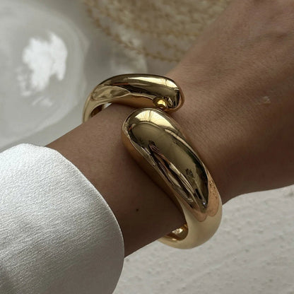 Bracciale Rigido Scultoreo in Oro Lucido - Rosboutiquechic