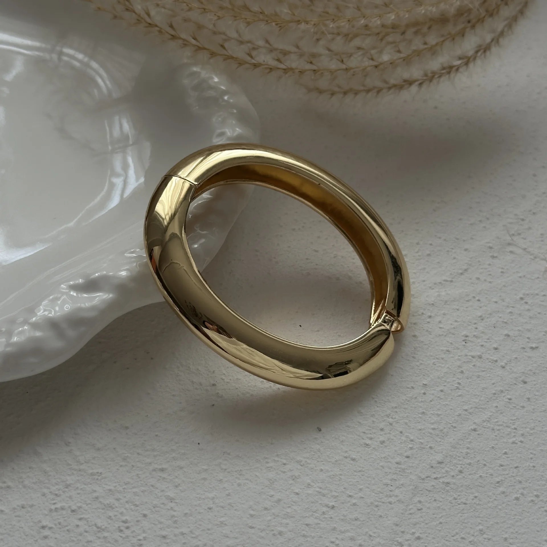 Bracciale Rigido Scultoreo in Oro Lucido - Rosboutiquechic