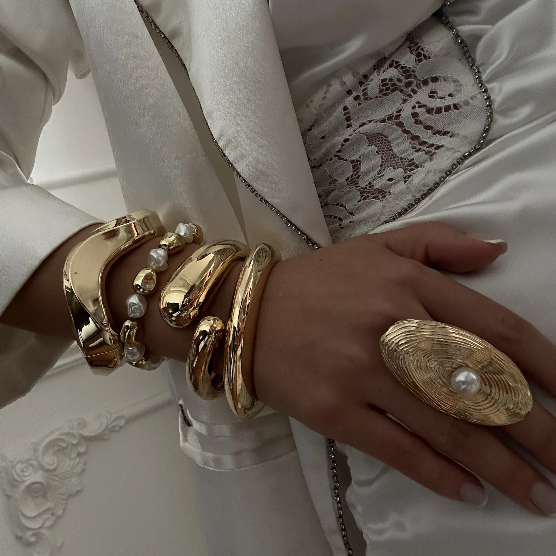 Bracciale Rigido Scultoreo in Oro Lucido - Rosboutiquechic