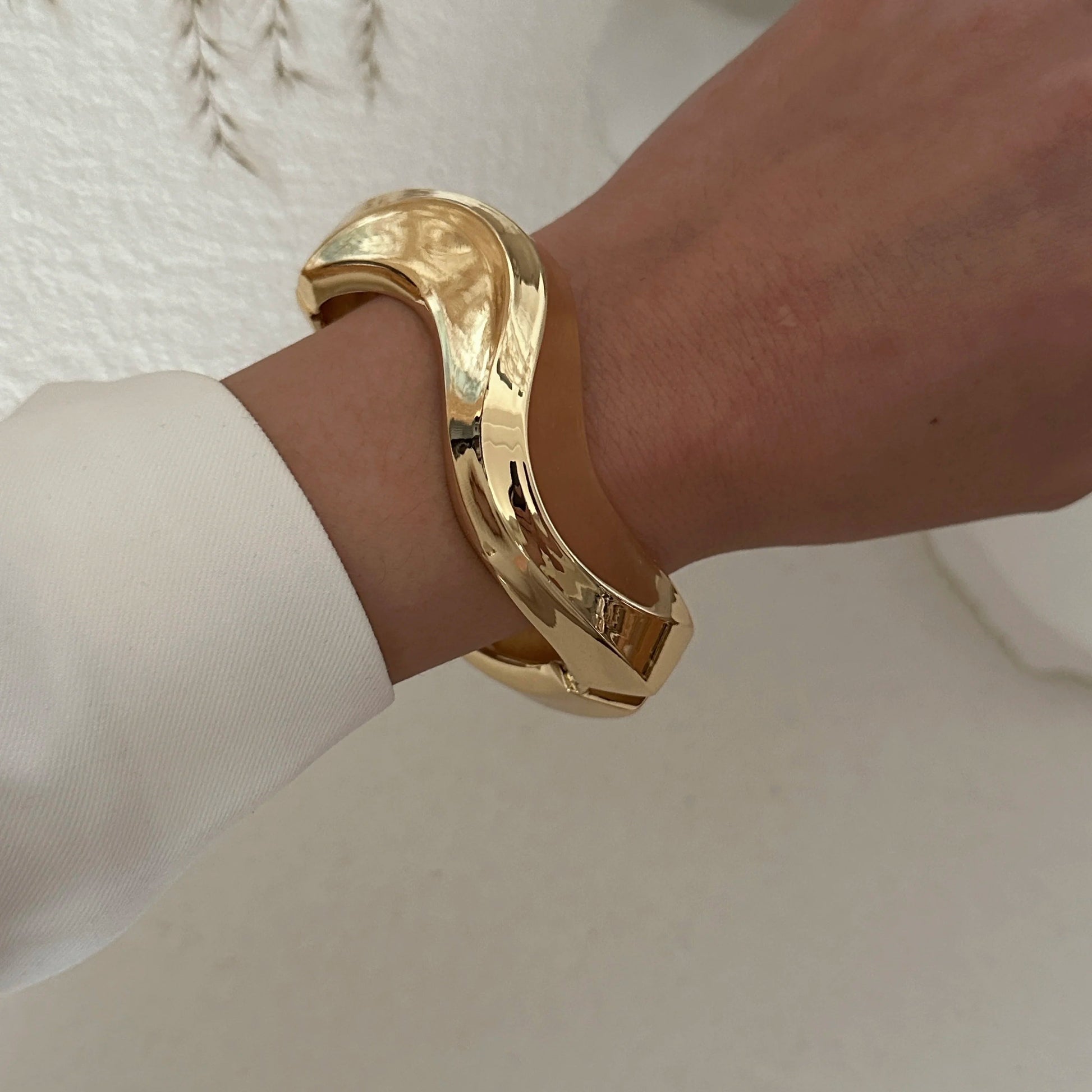 Bracciale Rigido Scultoreo in Oro Lucido - Rosboutiquechic