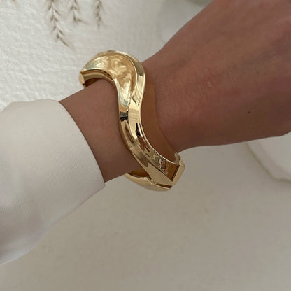 Bracciale Rigido Scultoreo in Oro Lucido - Rosboutiquechic