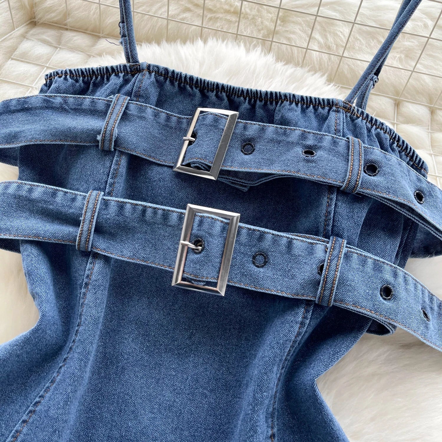Top in Denim Asimmetrico con Fibbie e Bordi Sfrangiati - Rosboutiquechic