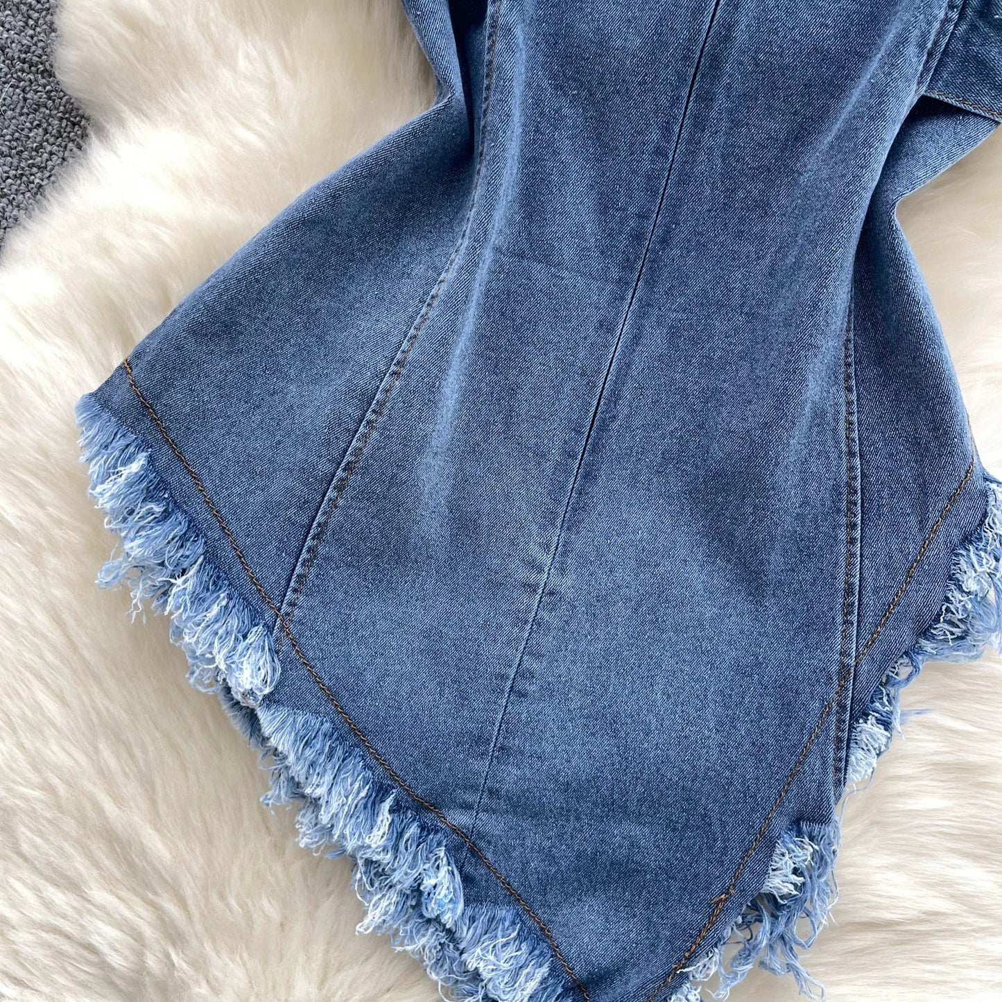 Top in Denim Asimmetrico con Fibbie e Bordi Sfrangiati - Rosboutiquechic