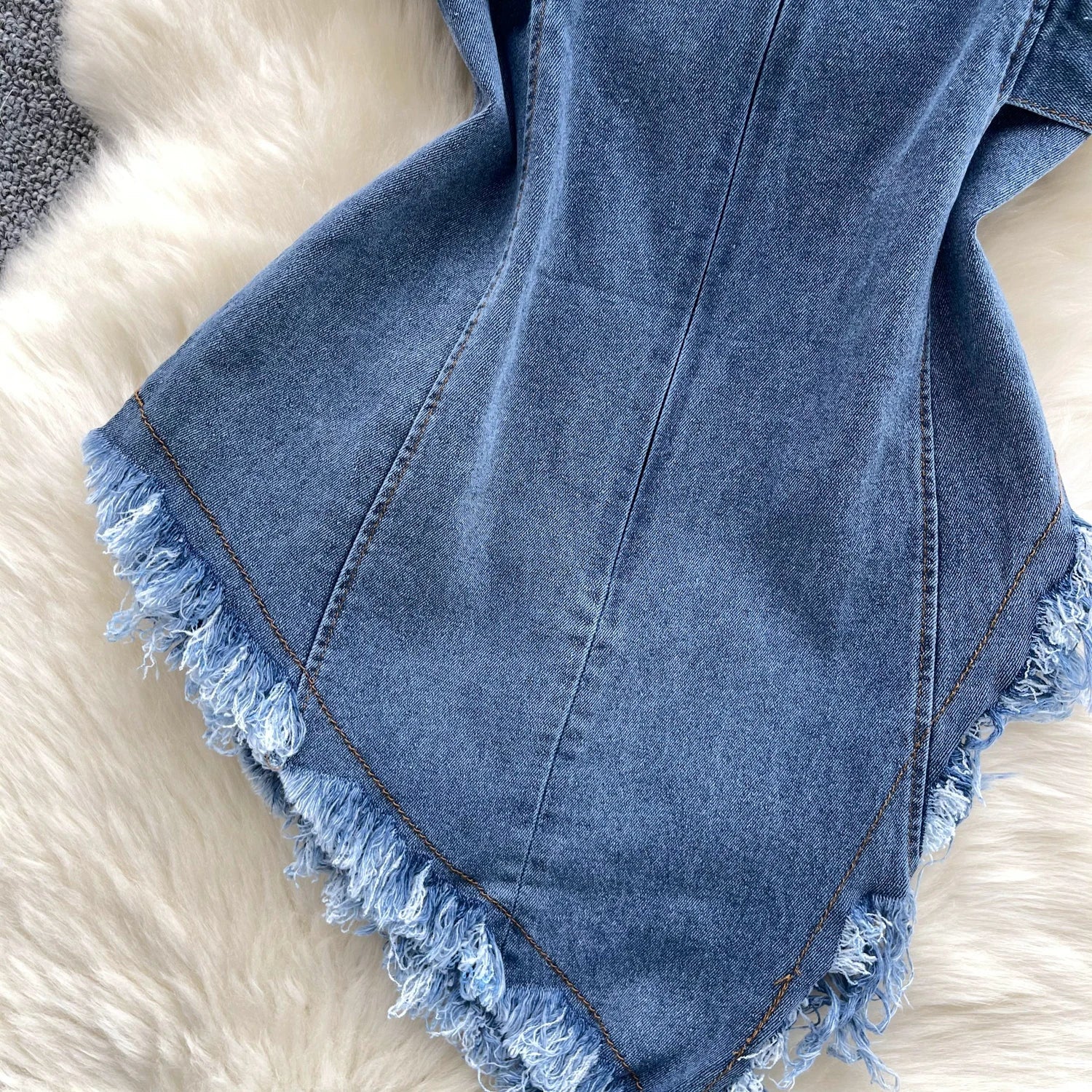 Top in Denim Asimmetrico con Fibbie e Bordi Sfrangiati - Rosboutiquechic