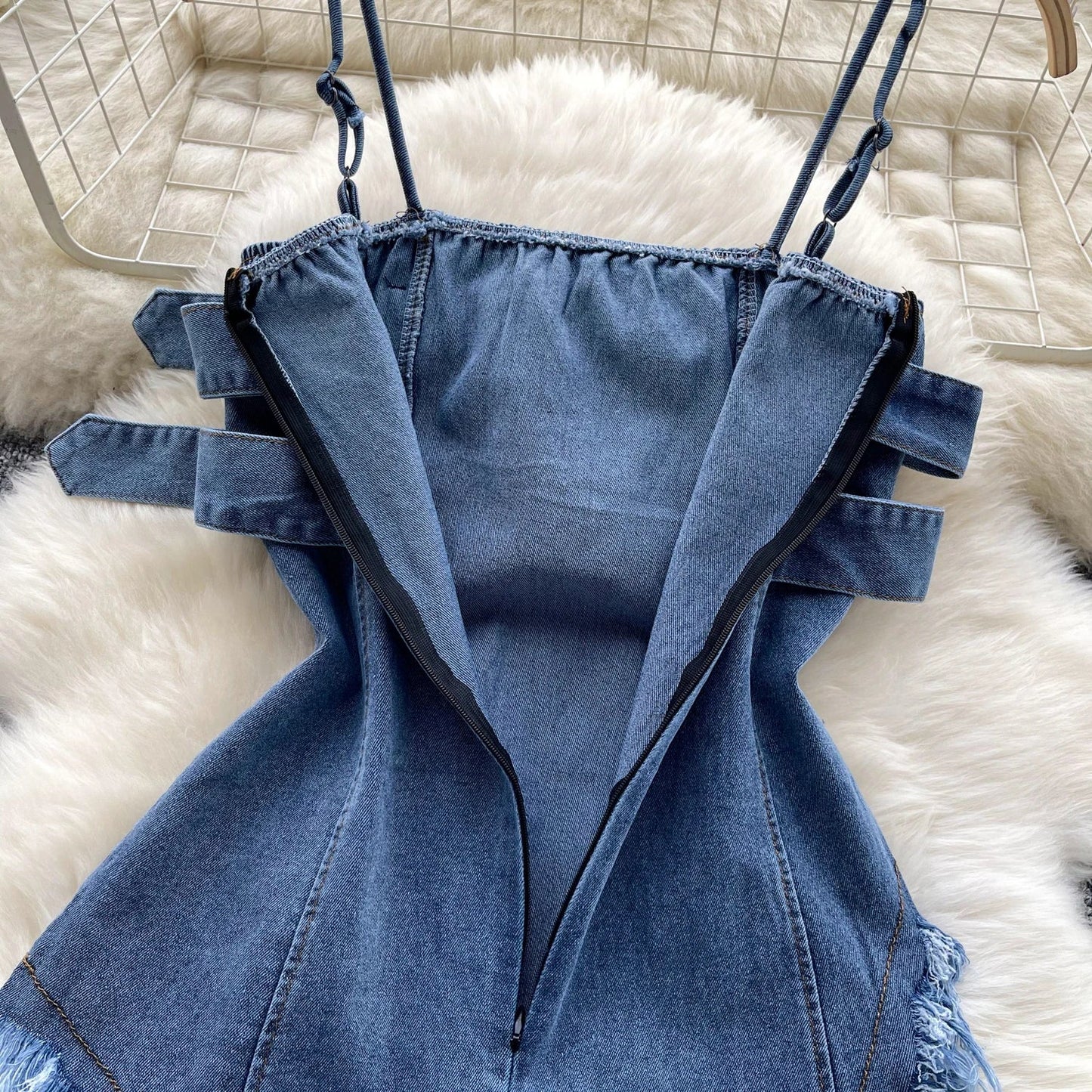 Top in Denim Asimmetrico con Fibbie e Bordi Sfrangiati - Rosboutiquechic
